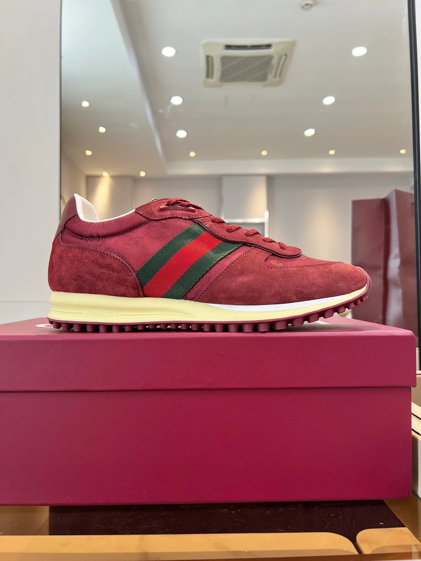👟👟Ex-factory price 620👟👟 The design of Gucci's new casual shoes is simply amazing. The classic double G logo is matched with retro red and green webbing. It is fashionable and high-end. It is completely the top element in the fashion circle. It is highly recognizable when worn and keeps turning heads. 💯 The upper is soft and breathable, and the upper foot is comfortable! The soles are made of special cushioning material, so your feet won’t get tired no matter how much you walk. They are perfect for daily commuting, shopping, and traveling. Code number 40-45